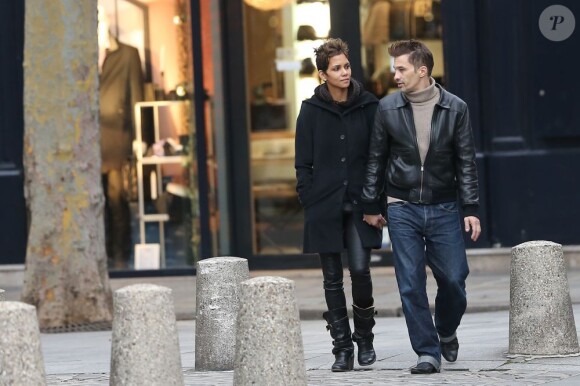 Halle Berry et Olivier Martinez se promènent main dans la main à Paris le 23 décembre 2012. Au cours de leur promenade ils sont allés visiter deux églises : Saint-Sulpice et Saint-Germain-des-Prés.