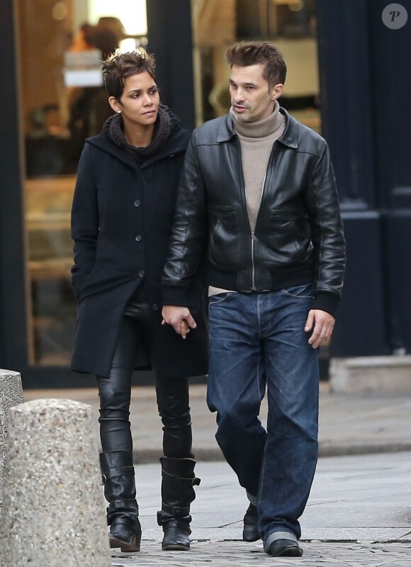 Halle Berry et Olivier Martinez se promènent main dans la main à Paris le 23 décembre 2012. Au cours de leur promenade ils sont allés visiter deux églises : Saint-Sulpice et Saint-Germain-des-Prés.