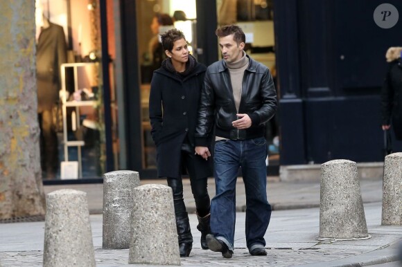 Halle Berry et Olivier Martinez se promènent main dans la main à Paris le 23 décembre 2012. Au cours de leur promenade ils sont allés visiter deux églises : Saint-Sulpice et Saint-Germain-des-Prés.