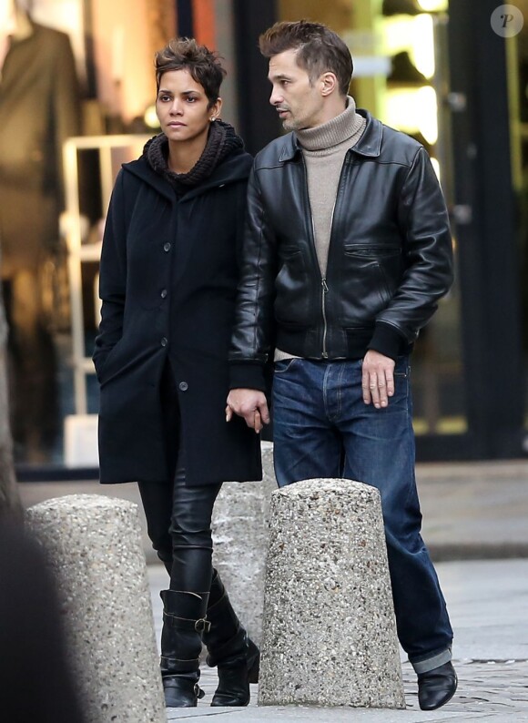 Halle Berry et Olivier Martinez se promènent main dans la main à Paris le 23 décembre 2012. Au cours de leur promenade ils sont allés visiter deux églises : Saint-Sulpice et Saint-Germain-des-Prés.