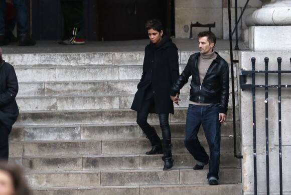 Halle Berry et Olivier Martinez se promènent main dans la main à Paris le 23 décembre 2012. Au cours de leur promenade ils sont allés visiter deux églises : Saint-Sulpice et Saint-Germain-des-Prés.