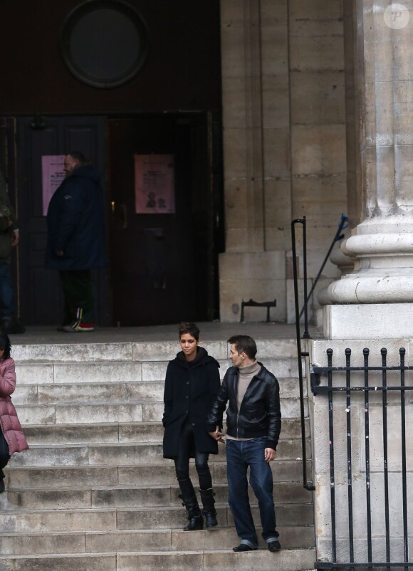 Halle Berry et Olivier Martinez se promènent main dans la main à Paris le 23 décembre 2012. Au cours de leur promenade ils sont allés visiter deux églises : Saint-Sulpice et Saint-Germain-des-Prés.
