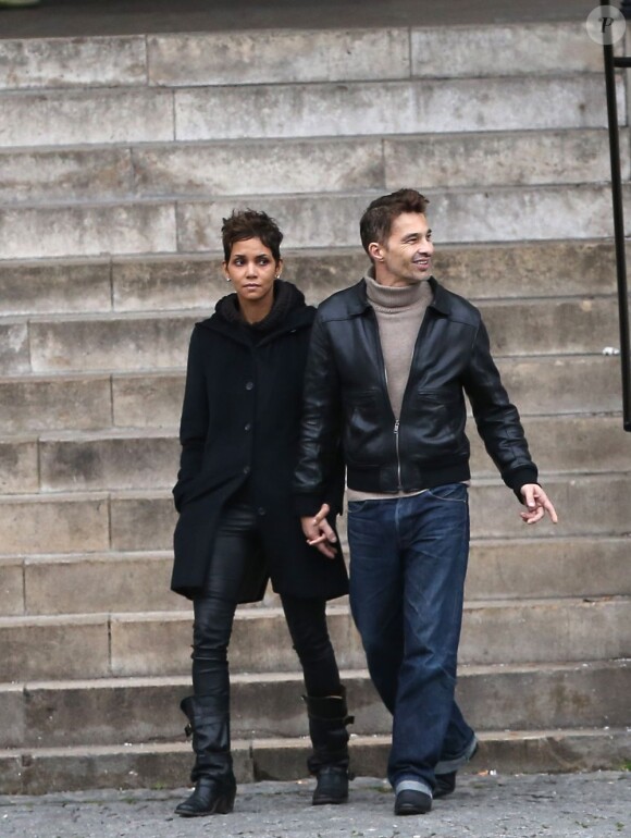 Halle Berry et Olivier Martinez se promènent main dans la main à Paris le 23 décembre 2012. Au cours de leur promenade ils sont allés visiter deux églises : Saint-Sulpice et Saint-Germain-des-Prés. Le couple profite d'un séjour en amoureux.