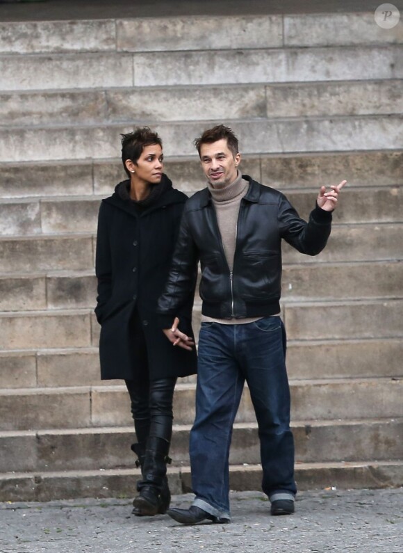 Halle Berry et Olivier Martinez se promènent main dans la main à Paris le 23 décembre 2012. Au cours de leur promenade ils sont allés visiter deux églises : Saint-Sulpice et Saint-Germain-des-Prés.