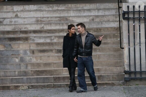 Halle Berry et Olivier Martinez se promènent main dans la main à Paris le 23 décembre 2012. Au cours de leur promenade ils sont allés visiter deux églises : Saint-Sulpice et Saint-Germain-des-Prés.