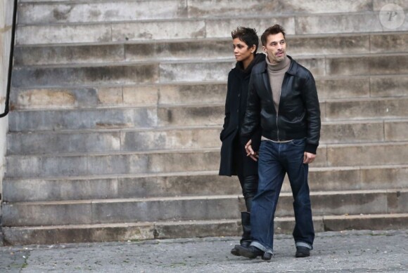 Halle Berry et Olivier Martinez se promènent main dans la main à Paris le 23 décembre 2012. Au cours de leur promenade ils sont allés visiter deux églises : Saint-Sulpice et Saint-Germain-des-Prés.