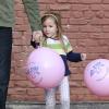 Ben Affleck et sa fille Seraphina font du shopping pour Noël à Brentwood, le 23 décembre 2012. La petite fille ressort de la boutique avec deux énormes ballons.