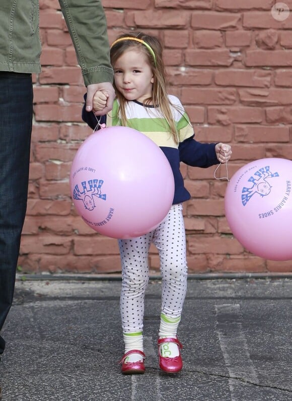 Ben Affleck et sa fille Seraphina font du shopping pour Noël à Brentwood, le 23 décembre 2012. La petite fille ressort de la boutique avec deux énormes ballons.