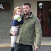 Ben Affleck et sa fille Seraphina font du shopping pour Noël à Brentwood, le 23 décembre 2012. La petite fille semble enchantée d'être dans les bras de son papa.
