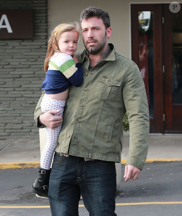 Ben Affleck et sa fille Seraphina font du shopping pour Noël à Brentwood, le 23 décembre 2012. La petite fille semble enchantée d'être dans les bras de son papa.
