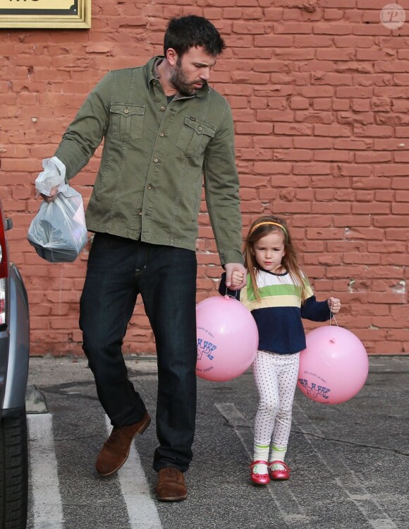 Ben Affleck et sa fille Seraphina font du shopping pour Noël à Brentwood, le 23 décembre 2012.