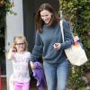 Jennifer Garner et sa fille Violet font du shopping à Santa Monica, le 23 décembre 2012. L'actrice passe un moment privilégié avec sa fille aînée.