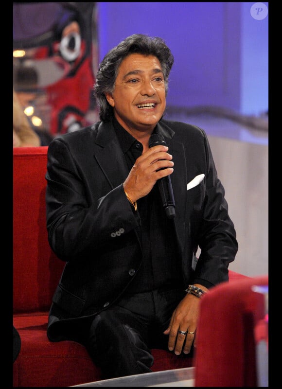 Frédéric François sur le plateau de l'émission Vivement Dimanche, pour une émission spéciale Italie, diffusée le 1er mai 2011.