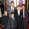 David Beckham et ses trois fils Romeo, Cruz et Brooklyn Beckham soutiennent Victoria Beckham lors de la première représentation de la comédie musicale Viva Forever à Londres. Le 11 décembre 2012.