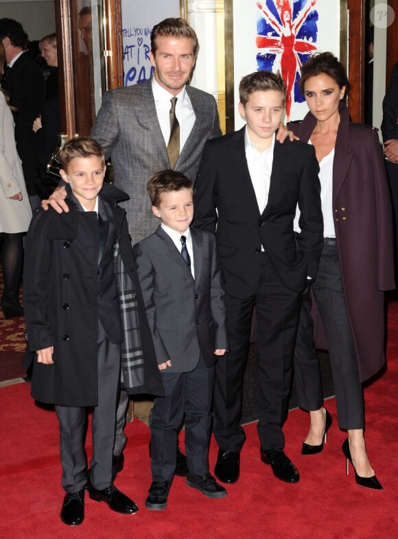 David Beckham et ses trois fils Romeo, Cruz et Brooklyn Beckham soutiennent Victoria Beckham lors de la première représentation de la comédie musicale Viva Forever à Londres. Le 11 décembre 2012.