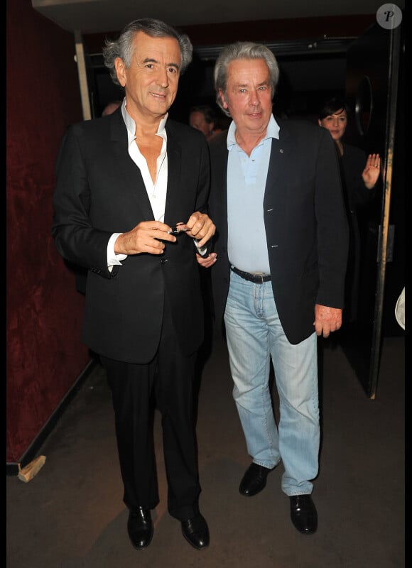 Bernard-Henri Lévy et Alain Delon à l'avant-première du film Le Serment de Tobrouk, à Paris, le 5 juin 2012.
