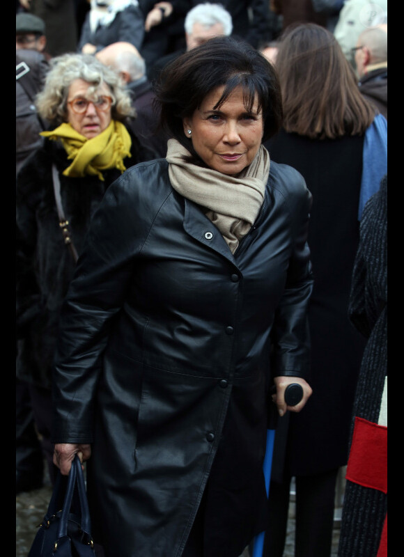 Anne Sinclair assiste aux obsèques de Erik Izraelewicz, ancien directeur du journal Le Monde, au Père Lachaise à Paris, le 4 décembre 2012.