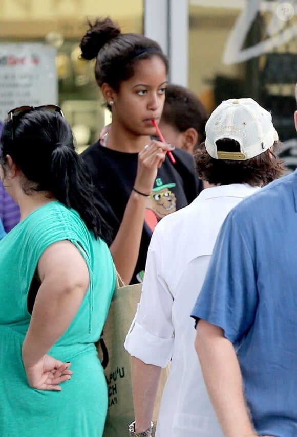 Exclusif - Malia, 14 ans et fille aînée de Barack et Michelle Obama, en vacances avec des proches sur l'île de Maui à Hawaï. Le 24 décembre 2012.