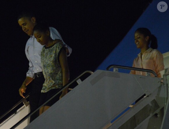 Le président Barack Obama et ses deux filles Sasha et Malia arrivent à Honolulu. Le 22 décembre 2012.