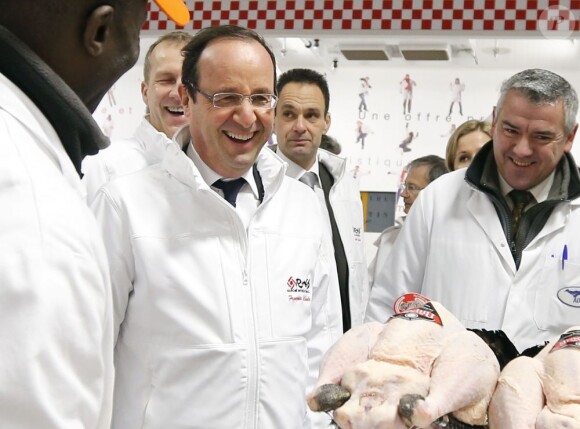 François Hollande en visite au marché de Ringis près de Paris le 27 décembre 2012.