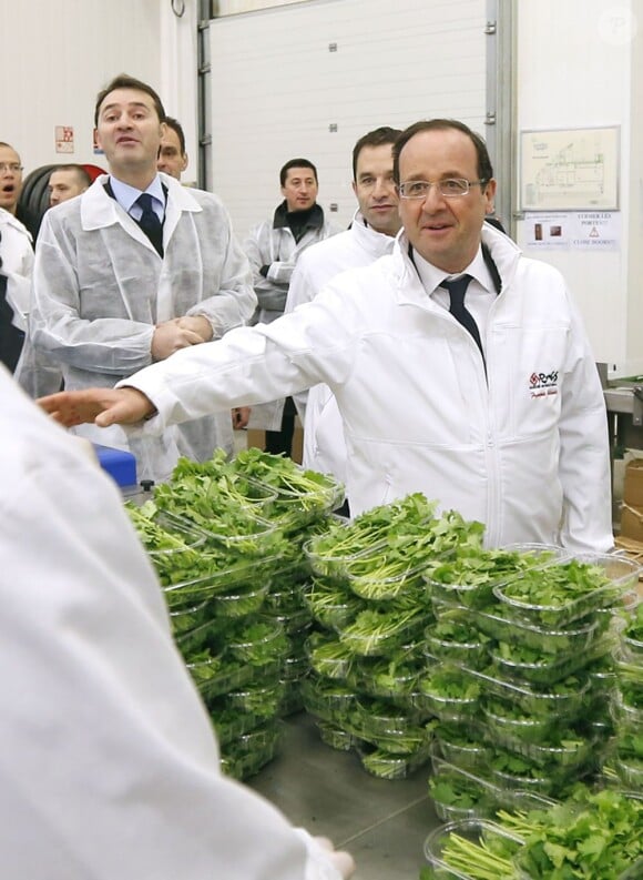 François Hollande et Benoît Hamon, ministre délégué à la Consommation, en visite au marché de Ringis près de Paris le 27 décembre 2012.