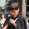 Chris Brown et Rihanna quittent le Staples Center main dans la main après avoir assiste au match de basket entre les Los Angeles Lakers et les New York Knicks. Rihanna porte un collier vintage Christian Lacroix, une veste Trapstar et des sandales Manolo Blahnik. Chris Brown porte une veste sans manche et une chemise en cuir Givenchy, un jean et des bottines Timberland.  Los Angeles, le 25 décembre 2012.