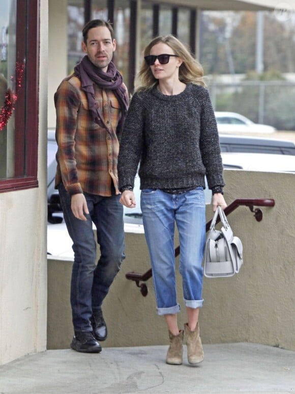 Exclusif - Kate Bosworth et son fiancé Michael Polish dans le quartier de Studio City à Los Angeles, le 22 décembre 2012. L'actrice porte un sweater gris, un jean boyfriend, des bottines Isabel Marant et un sac Proenza Schouler.