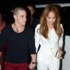 Jennifer Lopez et son petit ami Casper Smart de retour à leur hôtel à San Juan, capitale de Porto-Rico, le 22 décembre 2012. JLo tout de blanc vêtue, porte un haut Tom Ford sur un pantalon évasé et des souliers Valentino.