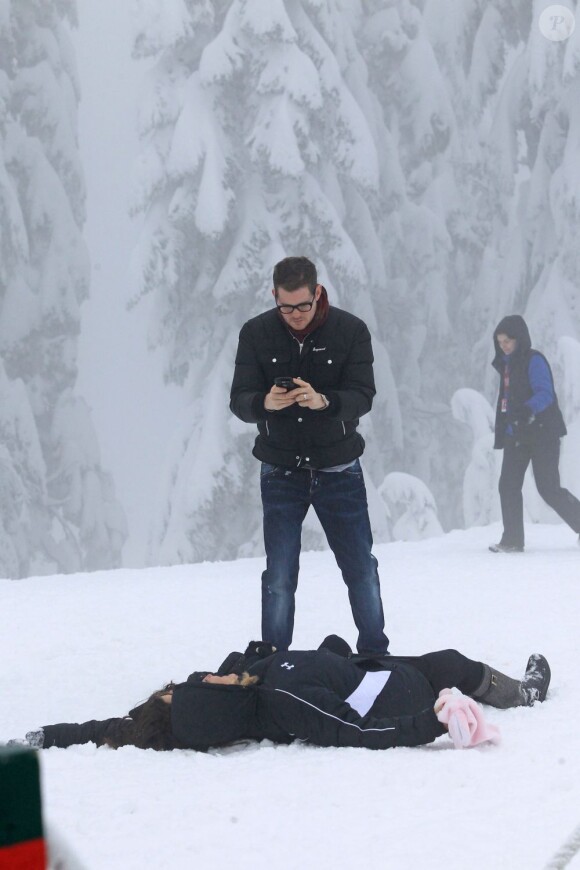 Michael Bublé et sa femme Luisana passent leurs vacances avec la famille de la jeune femme à Grouse Mountain près de Vancouver. Photo prise le 27 décembre. Le chanteur immortalise l'instant en prenant des photos.