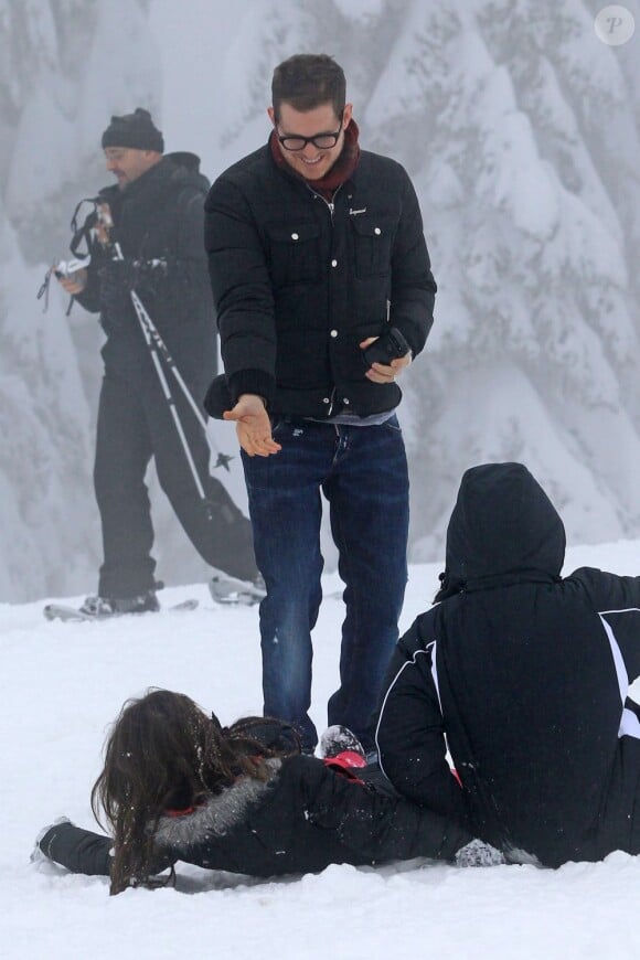 Michael Bublé et sa femme Luisana passent leurs vacances avec la famille de la jeune femme à Grouse Mountain près de Vancouver. Photo prise le 27 décembre. La famille joue avec la neige.