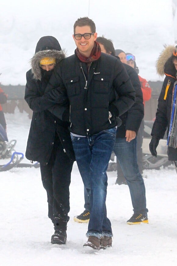 Michael Bublé et sa femme Luisana passent leurs vacances avec la famille de la jeune femme à Grouse Mountain près de Vancouver. Photo prise le 27 décembre. Les amoureux profitent d'une journée sous la neige.