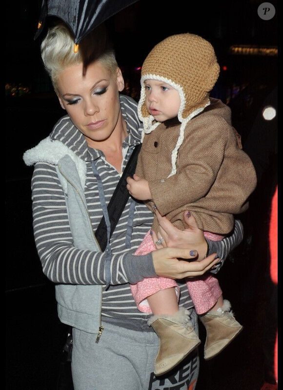 La chanteuse Pink se rend avec sa fille Willow, à l'hôtel à Londres, le 6 décembre 2012.