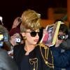 Lady Gaga arrive à l'aéroport Pulkovo à Saint-Petersbourg et signe des autographes pour ses fans, le 8 décembre 2012.