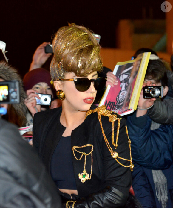 Lady Gaga arrive à l'aéroport Pulkovo à Saint-Petersbourg et signe des autographes pour ses fans, le 8 décembre 2012.