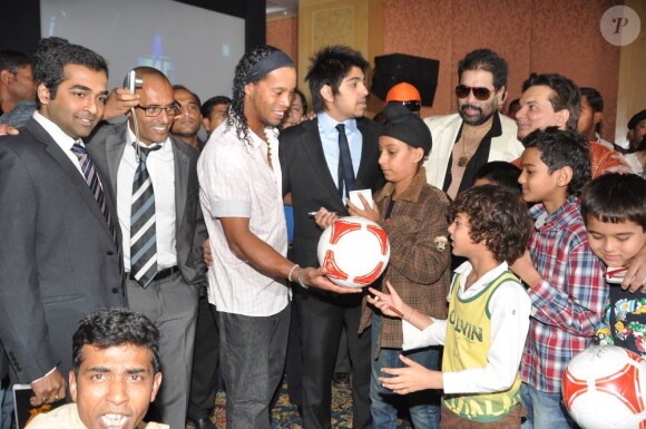 ''En foot comme en cinéma, il n'y a pas de limites", a dit Ronaldinho lors de la conférence de presse de lancement du film d'animation R-10, dont il sera le héros, au Meridien Hotel de Pune, en Inde, le 28 décembre 2012.