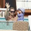 La sompteuse Molly Sims, son mari Scott Stuber et leur fils Brooks profitent de vacances à Cabo San Lucas au Mexique le 29 décembre 2012.