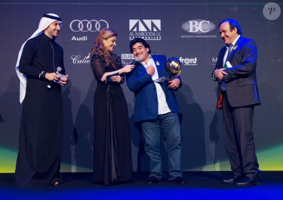 Diego Maradona a été désigné meilleur joueur du siècle au gala des Globe Soccer Awards à Dubai le 28 décembre 2012.