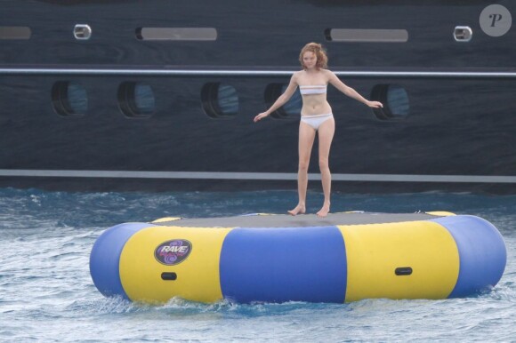 Lily Cole en vacances sur un yacht sur l'île de Saint-Barthélemy le 30 décembre 2012. Le mannequin britannique s'amuse à sauter sur un trampoline.