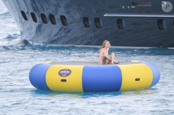 Lily Cole en vacances sur un yacht sur l'île de Saint-Barthélemy le 30 décembre 2012. La rousse se prépare pour une petite séance de méditation.