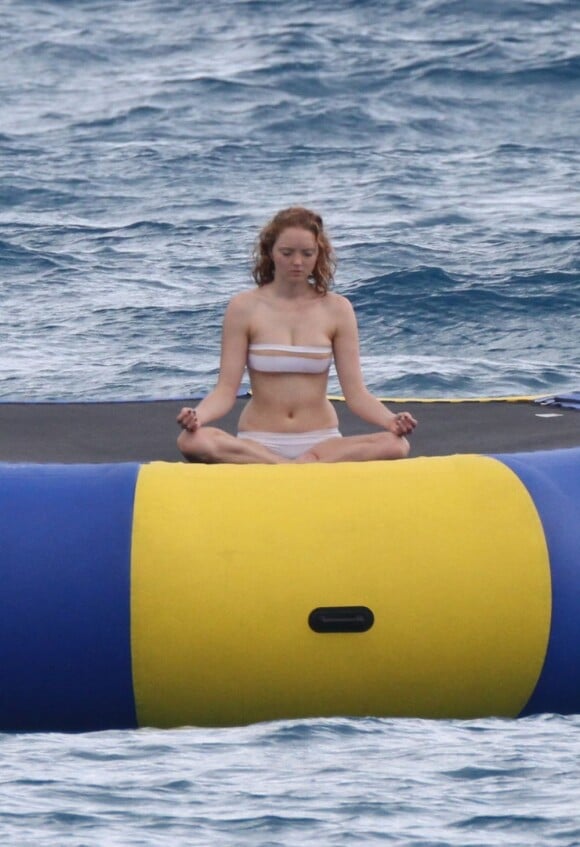 Lily Cole en vacances sur un yacht sur l'île de Saint-Barthélemy le 30 décembre 2012.