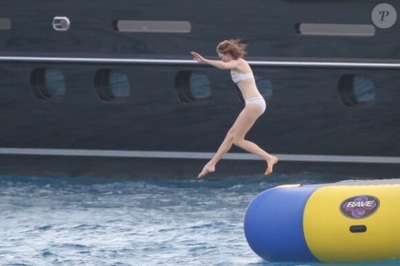 Le mannequin britannique Lily Cole en vacances sur un yacht sur l'île de Saint-Barthélemy le 30 décembre 2012.