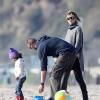Heidi Klum, sa fille Lou, son fils Johan et son compagnon Martin Kirsten passent la journée sur une plage à Santa Monica, le 1er janvier 2013. Le couple a joué avec les enfants du mannequin.