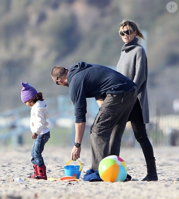 Heidi Klum, sa fille Lou, son fils Johan et son compagnon Martin Kirsten passent la journée sur une plage à Santa Monica, le 1er janvier 2013. Le couple a joué avec les enfants du mannequin.