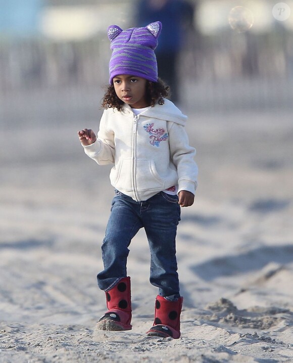 Heidi Klum, sa fille Lou, 3 ans, son fils Johan et son compagnon Martin Kirsten passent la journée sur une plage à Santa Monica, le 1er janvier 2013.