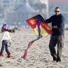 Heidi Klum, sa fille Lou, son fils Johan et son compagnon Martin Kirsten passent la journée sur une plage à Santa Monica, le 1er janvier 2013. L'ex-garde du corps du mannequin a montré à la petite fille comment faire voler un cerf-volant.