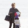 Heidi Klum, sa fille Lou, son fils Johan et son compagnon Martin Kirsten passent la journée sur une plage à Santa Monica, le 1er janvier 2013.