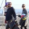 Heidi Klum, sa fille Lou, son fils Johan et son compagnon Martin Kirsten passent la journée sur une plage à Santa Monica, le 1er janvier 2013. La petite fille semble très complice avec le nouveau compagnon de sa maman.
