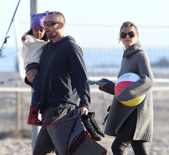 Heidi Klum, sa fille Lou, son fils Johan et son compagnon Martin Kirsten passent la journée sur une plage à Santa Monica, le 1er janvier 2013. La petite fille semble très complice avec le nouveau compagnon de sa maman.