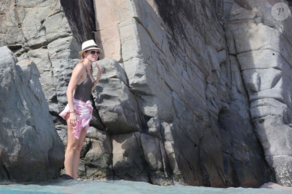 Naomi Watts seule dans les rochers de la plage de Saint-Barthélémy, le 31 décembre 2012.
