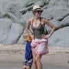 Naomi Watts maman poule très protectrice au côté de Samuel sur la plage de Saint-Barthélémy, le 31 décembre 2012.